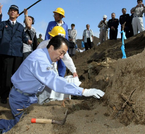 Cựu Thủ tướng Nhật Bản Naoto Kan thăm đảo Iwo.